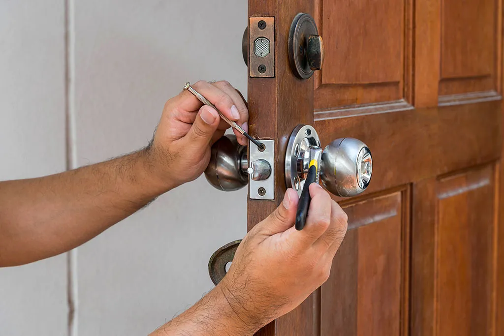 cerrajero valladolid 6 2021 - Locksmith Valladolid Repair Change Locks Opening Door